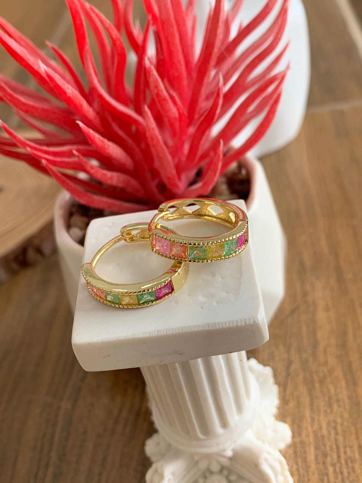 Arete con diamantes de forma cuadrada de colores (Huggies)